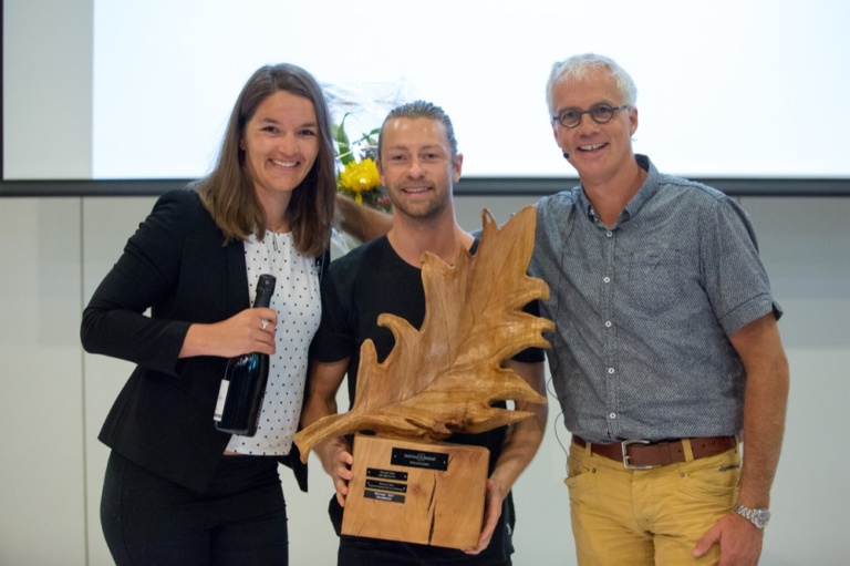 Zoektocht naar duurzaamste bedrijf van Nederland van start VanDeBron won vorig jaar als eerste bedrijf de titel 'Duurzaamste Bedrijf Van Nederland'. De jury roemde het bedrijf vanwege zijn impact op de samenleving door middel van duurzame energie. Op dit moment zijn de ‘stembussen’ geopend voor de opvolger.