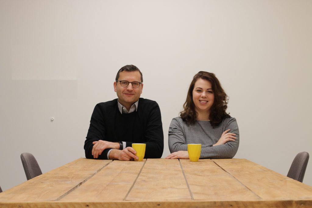 Een derde van de kopers van nieuw huis gaat verbouwen Samantha Kras-Tankink en Joost Beekman Uit onderzoek van Multiscope in opdracht van gWoon Makelaars blijkt dat een derde van de kopers van een nieuw huis gaat verbouwen. Ook blijkt dat de helft van de mensen die de sleutels van hun nieuwe huis krijgen als eerste denken aan het inrichten van het huis.