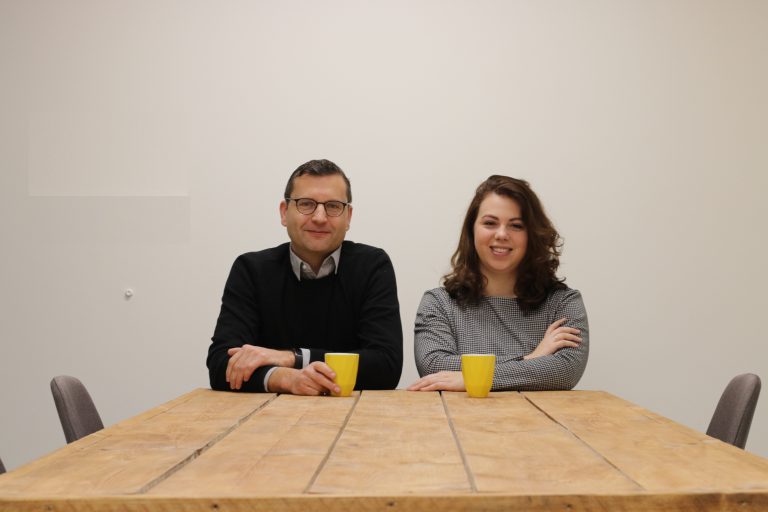 Een derde van de kopers van nieuw huis gaat verbouwen Samantha Kras-Tankink en Joost Beekman Uit onderzoek van Multiscope in opdracht van gWoon Makelaars blijkt dat een derde van de kopers van een nieuw huis gaat verbouwen. Ook blijkt dat de helft van de mensen die de sleutels van hun nieuwe huis krijgen als eerste denken aan het inrichten van het huis.