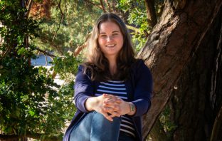 Onderneemster Stephanie Osunwokeh-van Buitenen helpt ondernemers aan een succesvolle onderneming én een gelukkig leven. Portretfoto van Stephanie Osunwokeh van Buitenen