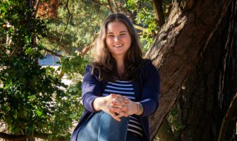 Onderneemster Stephanie Osunwokeh-van Buitenen helpt ondernemers aan een succesvolle onderneming én een gelukkig leven. Portretfoto van Stephanie Osunwokeh van Buitenen
