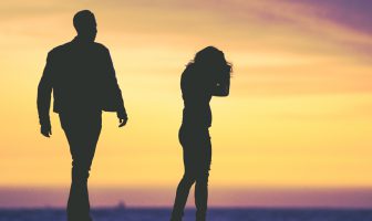 ‘Zij klaagt altijd’ – ‘Hij is er nooit’: De gevolgen van het ondernemerschap op een relatie Foto van koppel bij ondergaande zon