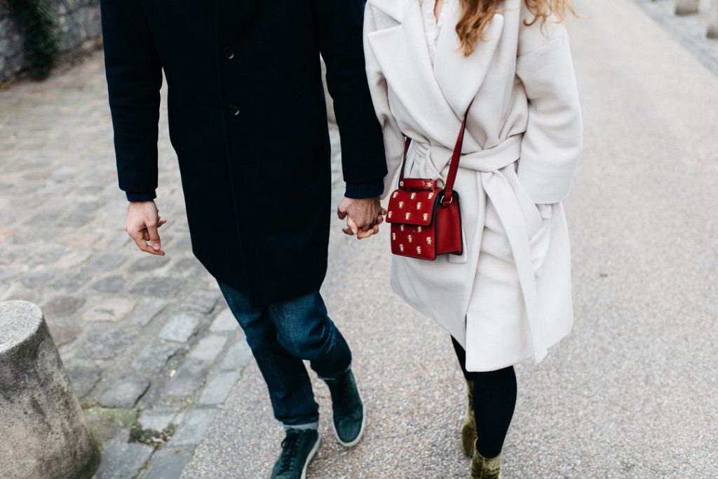 Wat de ontdekking van je liefdestaal kan doen met je relatie (en met je ondernemerschap) Liefdestaal stel loopt hand in hand
