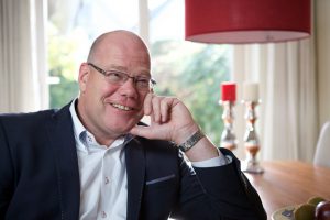 Portret Wouter Droppers | Onbehaaglijk geluk is het eerste boek met ondernemerslessen uit twee symbolische steden: Babylon en Jeruzalem. Schrijver Wouter Droppers doet aanbevelingen om te komen tot een bedrijfsmodel dat alle stakeholders dient. Hij vindt hiervoor aanknopingspunten in de christelijke traditie.