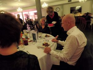 Zorgcentrum St. Elisabeth vierde een triomfantelijke avond tijdens het recente benefietdiner, georganiseerd door de Vrienden van Elisabeth in samenwerking met Chefs4Care.