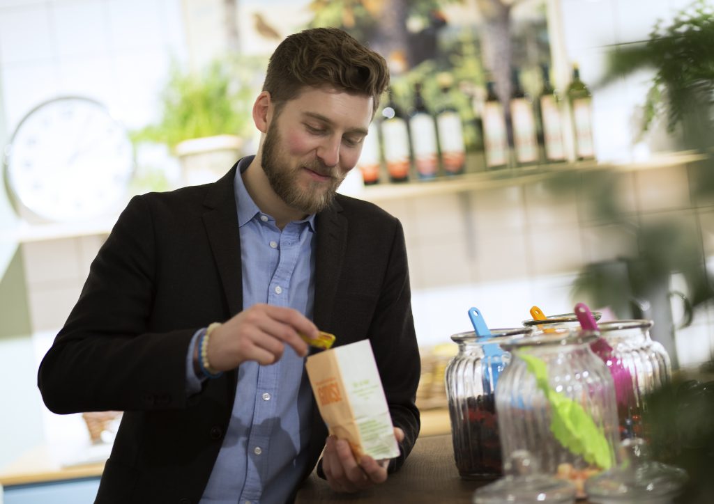 Bijna 80% bedrijven zonder thuiswerk mist kansen in communicatie met medewerkers Zo’n 80 procent van de bedrijven waar thuiswerken onmogelijk is, heeft geen goede oplossing om effectief en consistent met personeel te communiceren. Het gaat om sectoren als transport, detailhandel, horeca en de zorg. Veel bedrijven in die sectoren werken met privé-e-mail of Whatsapp en dat is volgens Quinyx eigenlijk ongewenst. Het bedrijf maakt zijn workforce management app gedurende de coronacrisis de komende zes maanden gratis beschikbaar voor bedrijven.