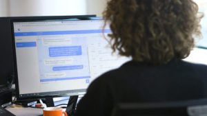 screen Lisa chat LiveChat Service lanceert de campagne HouJeWinkelMeisjeAanHetWerk, waarmee retailers drie maanden lang gratis chatsoftware kunnen gebruiken om online vragen te beantwoorden.