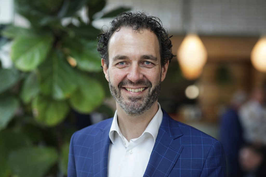 Gaston Schul breidt uit naar Verenigd Koninkrijk en kan MKB beter ondersteunen bij Brexit Rob Ewalds Douanedienstverlener Gaston Schul heeft op 1 juli een eigen kantoor in het Verenigd Koninkrijk geopend. Hiertoe is het Britse bedrijf MRF Customs Clearance Ltd. overgenomen. Gaston Schul is buiten Nederland nu fysiek aanwezig in Duitsland, België en het Verenigd Koninkrijk en kan de overdracht van noodzakelijke douanegegevens voor het exporteren en importeren van goederen nu naadloos regelen voor bedrijven. De Brexit is per 1 januari 2021 een feit en heeft impact op naar schatting zo’n 35.000 Nederlandse MKB-bedrijven.