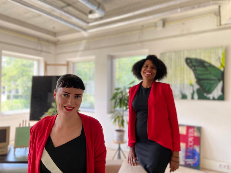 Pr-specialist Jennifer Delano en growth hacker Sharon van Sprang organiseren op 27 augustus 2020 in Hoofddorp hun eerste gezamenlijke masterclass. Onder de titel ‘Boost jouw sales met growth hacking en pr’ bespreken ze in een ochtend alle belangrijke kansen van growth hacking en free publicity. De doelgroep: ondernemers of mensen in bedrijven die willen groeien en growth hacking en/of pr nog niet maximaal inzetten om dit te kunnen.