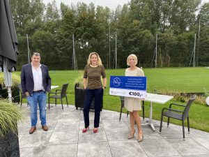 Desley Boxtart schenkt cheques namens Business Open Ockenburgh aan goede doelen