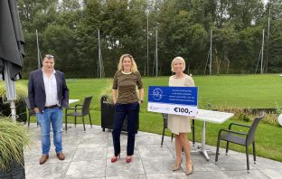 Desley Boxtart schenkt cheques namens Business Open Ockenburgh aan goede doelen