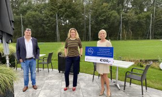 Desley Boxtart schenkt cheques namens Business Open Ockenburgh aan goede doelen