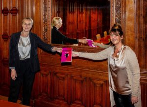 Sigrid Kaag neemt eerste exemplaar Gelijkspel wint in ontvangst van Leonie van Mierlo 1 maart 2021 fotocredit Milette Raats