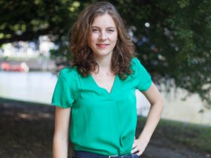 Arts, auteur en redacteur dr. Gwen Vuurberg overhandigt tijdens een digitale lancering op 1 april het eerste exemplaar van de pocketversies ‘Chirurgie’ aan chirurgen prof. Marc Besselink en prof. Olivier Busch. Deze chirurgen hebben Vuurberg geholpen in de periode waarin ze naast geneeskundestudent zelf patiënt was. Het inspireerde haar om als arts altijd het belang van de patiënt voorop te stellen en dit boek te schrijven. Een team van zeventien geneeskundestudenten werkte aan het boek.