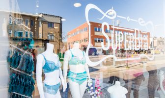 Floor van de Pavert van SuperBra is gekozen tot Beste Ondernemer van Utrecht 2021 SuperBra etalage