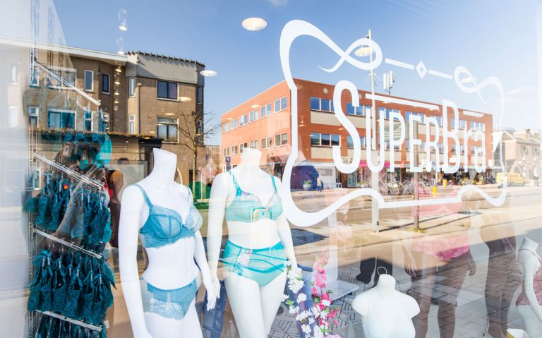 Floor van de Pavert van SuperBra is gekozen tot Beste Ondernemer van Utrecht 2021 Etalage SuperBra Utrecht | Floor van de Pavert van SuperBra is gekozen tot Beste Ondernemer van Utrecht 2021