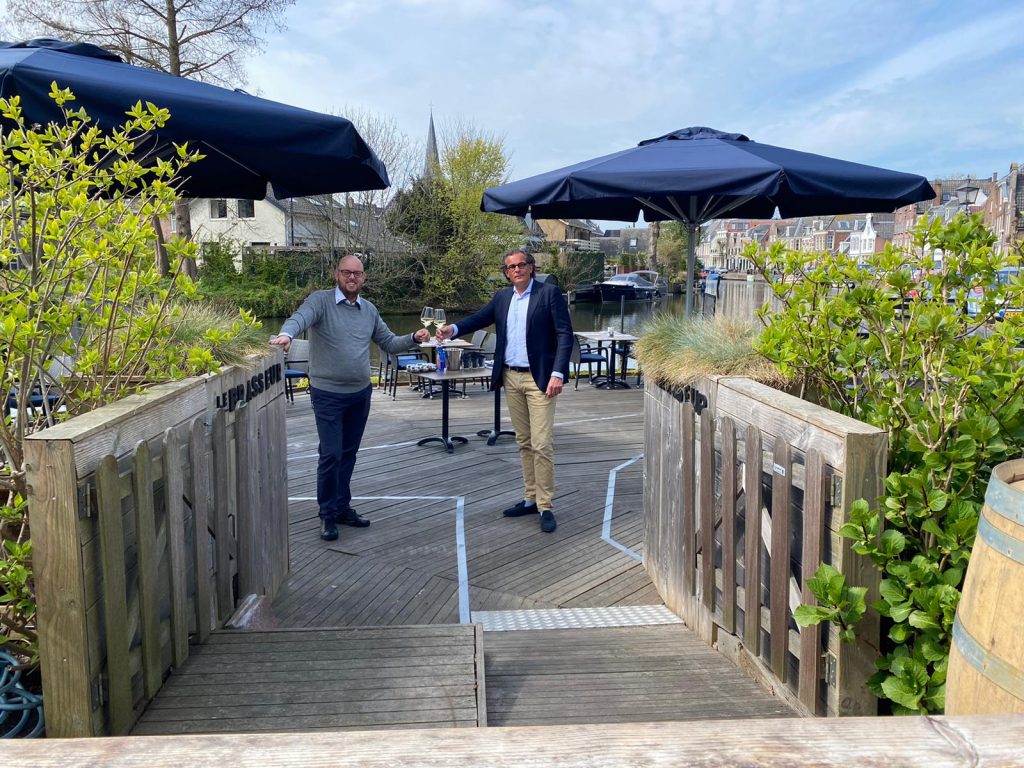 Wethouder Jeroen Willem Klomps opende eerste terras van Maarssen Wethouder Jeroen Willem Klomps opende eerste terras van Maarssen Op 28 april 2021 opende om 12.00 uur wethouder Jeroen Willem Klomps officieel het terras van Le Brasseur. Het eerste glas wijn dat wethouder Klomps dronk met eigenaar Marijn Brouwer markeert een mijlpaal waar de horeca reikhalzend naar uitkeek. “Na een jaar waarin we ons restaurant steeds opnieuw moesten uitvinden, is het fantastisch om weer mensen op ons terras te mogen ontvangen,” aldus Marijn.