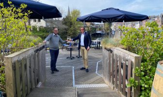 Wethouder Jeroen Willem Klomps opende eerste terras van Maarssen