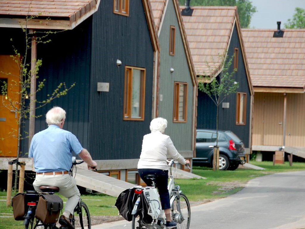 Parkvakanties: Toename van 51 procent aan boekingen Nederlandse vakantieparken Parkvakanties oude mensen op de fiets. Parkvakanties: Toename van 51 procent aan boekingen Nederlandse vakantieparken.