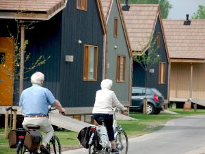 Parkvakanties oude mensen op de fiets. Parkvakanties: Toename van 51 procent aan boekingen Nederlandse vakantieparken.