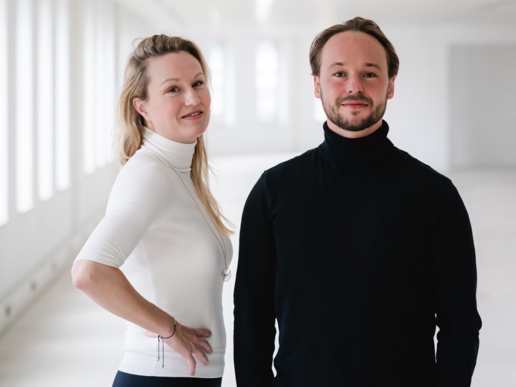 Utrechtse tech start-up DL Network Analytics analyseert organisaties, teams en netwerken Loese en Dmitriy | Utrechtse tech start-up DL Network Analytics analyseert organisaties, teams en netwerken DL Network Analytics is een Utrechts techbedrijf, opgericht door Loes de Boer en Dmitriy Silov. Ze werkten tot voor kort bij verzekeraar a.s.r. en namen ontslag om de tech startup DL Network Analytics te leiden. Het nieuwe techbedrijf geeft bedrijven nieuwe inzichten door hun organisatie, teams en netwerken te analyseren. DL Network Analytics analyseerde al de teams van diverse bedrijven uit verschillende sectoren, waaronder het hoger onderwijs, IT en de pensioensector.