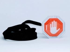 Novick coronapager helpt met naleven anderhalvemetermaatregel Iedereen zal herkennen dat het soms lastig is om anderhalve meter afstand te houden. Novick lanceert daarom de ‘coronapager’, een draagbare afstandsmeter die middels bluetooth helpt om afstand te houden. De lichtgewicht pager maakt mensen met een licht- of geluidssignaal duidelijk dat ze zich binnen anderhalve meter van elkaar bevinden.