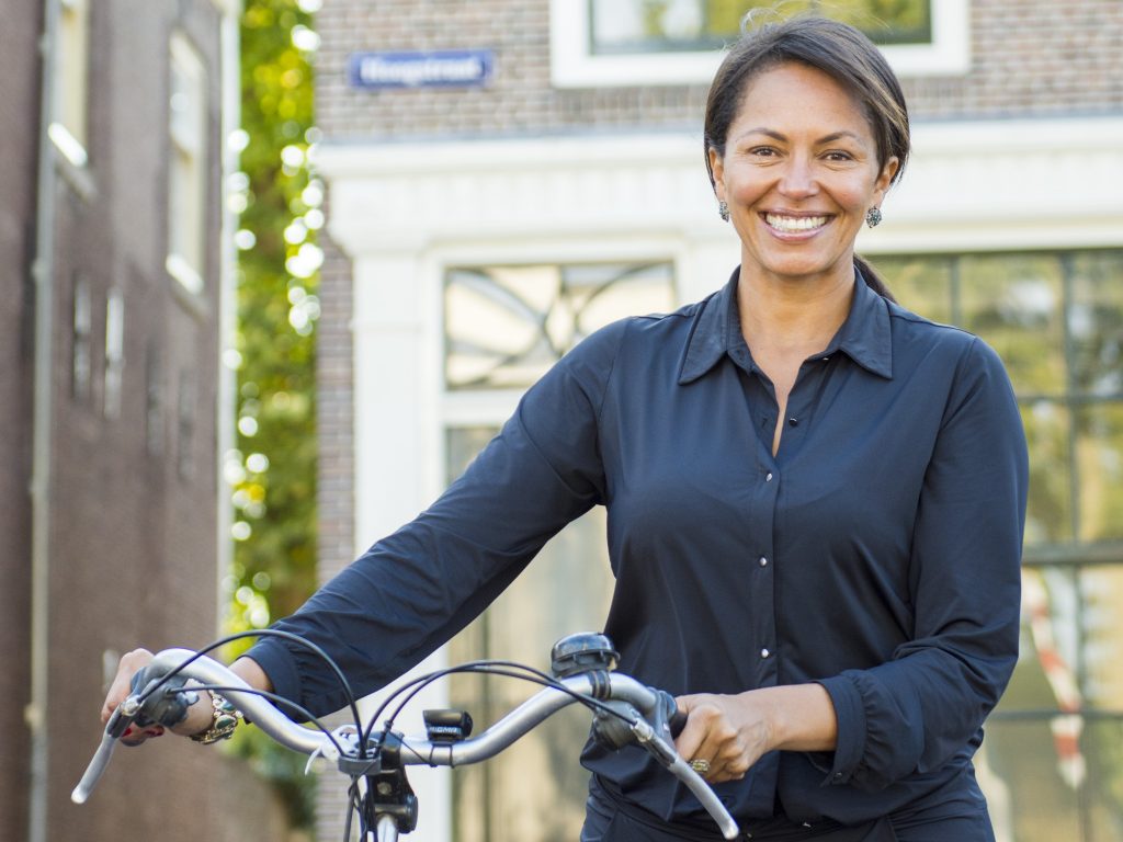 Compasso Social helpt Brazilianen met immigratie en inburgering in Nederland Flavia Ramos Costa | Compasso Social begeleidt steeds meer Brazilianen bij hun integratie in Nederland. Het aantal Brazilianen in Nederland in de afgelopen tien jaar is verdrievoudigd en dus ziet het bedrijf van de van oorsprong Braziliaanse Flávia Ramos Costa het werk sinds de oprichting in 2018 razendsnel toenemen. In Nederland wonen volgens het CBS ruim 33.000 Brazilianen.