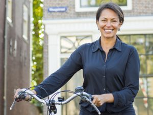 Flavia Ramos Costa | Compasso Social begeleidt steeds meer Brazilianen bij hun integratie in Nederland. Het aantal Brazilianen in Nederland in de afgelopen tien jaar is verdrievoudigd en dus ziet het bedrijf van de van oorsprong Braziliaanse Flávia Ramos Costa het werk sinds de oprichting in 2018 razendsnel toenemen. In Nederland wonen volgens het CBS ruim 33.000 Brazilianen.