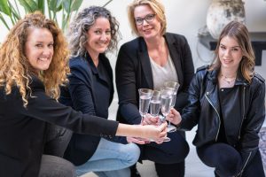 NOESJmoments Workinggirls Bedrijfsfotografie 7 | Miss Troubleshooter start in samenwerking met NettyWorks op 1 juni 2021 de MT Academy. Dit is de eerste Nederlandse remote ondernemersopleiding voor vrouwelijke businessexperts. Founder Esther de Vroomen hielp de afgelopen vier jaar middels individuele trajecten diverse vrouwen in hun transitie van werknemer naar succesvol ondernemer.