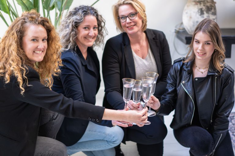 Miss Troubleshooter start eerste remote ondernemersopleiding voor vrouwelijke businessexperts NOESJmoments Workinggirls Bedrijfsfotografie 7 | Miss Troubleshooter start in samenwerking met NettyWorks op 1 juni 2021 de MT Academy. Dit is de eerste Nederlandse remote ondernemersopleiding voor vrouwelijke businessexperts. Founder Esther de Vroomen hielp de afgelopen vier jaar middels individuele trajecten diverse vrouwen in hun transitie van werknemer naar succesvol ondernemer.