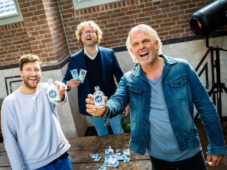 smyleteam | Liefst 60 procent van alle tandpastamerken bevat plastic. Smyle uit Amsterdam verzet zich tegen het gebruik van deze microplastics in tandpasta. “Weinig mensen weten dat de bekende tandpasta’s plastic bevatten”, zegt Almar Fernhout van Smyle. “Dat is geen prettige gedachte als je minimaal tweemaal per dag je tandenpoetst, zo’n 730 keer per jaar.” Het bedrijf laat met haar 100 procent natuurlijke ‘tandpasta tabs’ een duurzaam tegengeluid horen en wil van plasticvrij poetsen de norm maken.