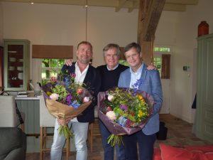 Boekpresentatie Fred Matser | Fred Matser overhandigt boek Beyond us aan Jan Peter Balkenende en Harm Edens.