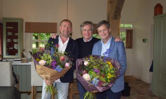 Fred Matser overhandigt boek ‘Beyond us’ aan Jan Peter Balkenende en Harm Edens Fred Matser