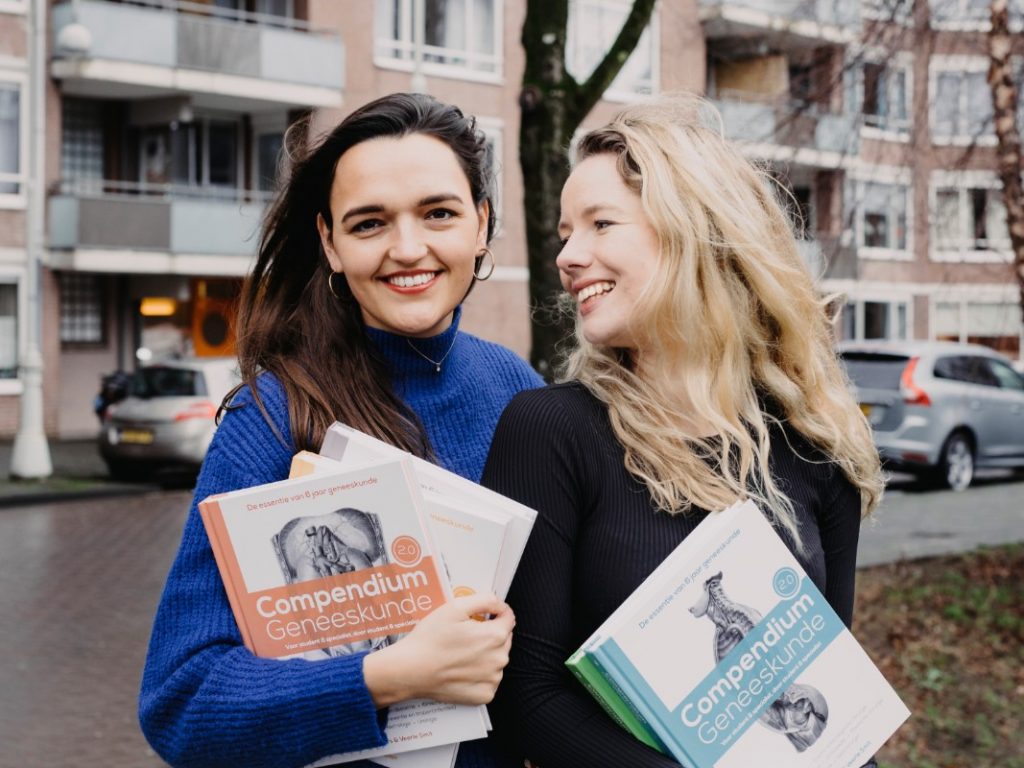 Reeks Compendium Geneeskunde opgenomen op boekenlijst studies Geneeskunde doktersophakken | Romée Snijders en Veerle Smit, initiatiefnemers van Compendium Geneeskunde.