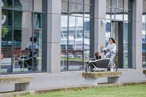 Afgebeeld is een witte vrouw die op een bakfiets fietst. In de bakfiets zit een kind. ASML Op 27 september 2021 openen wethouder Steven Kraaijeveld en Teun Wartenbergh van ASML in Eersel de ‘Park&Ride Duynenwater’ met de grootste e-bike hub van Nederland. Het is ook de eerste mobiliteitshub voor ASML waarmee werknemers na het parkeren van hun auto, per fiets naar kantoorlocaties in en rond Veldhoven kunnen gaan. Voor deze P&R met 300 e-bikes werkt ASML samen met mobiliteitsaanbieder Hely.