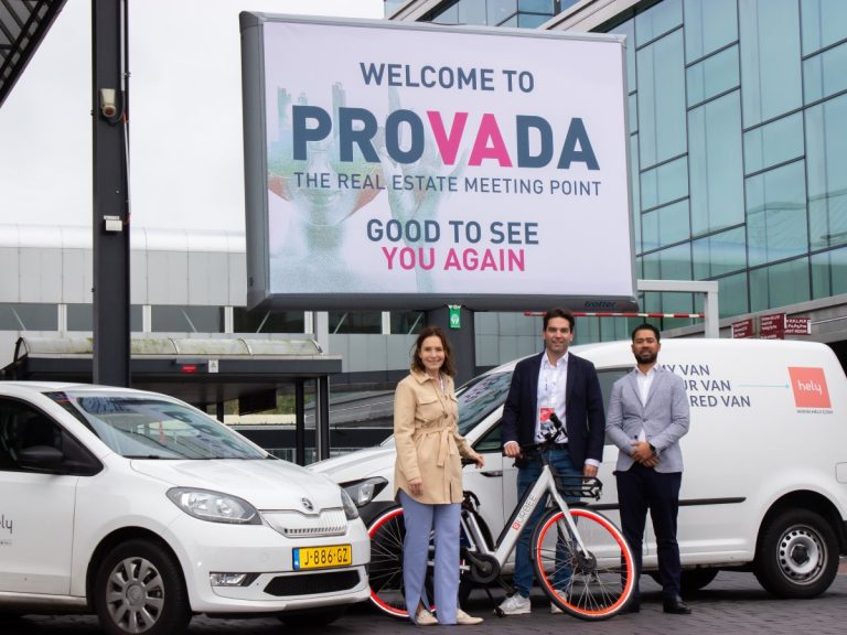 Vastgoedontwikkelaar Rockfield bouwt met Hely aan zeven mobiliteitshubs Beeld vlnr: Ingrid Staffhorst (CEO Hely), Michael Baan (Hely) en Moreno Monsanto (director concepts Rockfield Real Estate). Ze staan voor een bord waarop staat: 'Welcome to Provada: The real estate meeting point. Good to see you again' zoektermen: Hely Rockfield Provada PR Deelmobiliteitsleverancier Hely realiseert zeven nieuwe mobiliteitshubs in Eindhoven, Rotterdam en Amsterdam, samen met vastgoedontwikkelaar Rockfield en parkeerpartner ParkBee. De partijen maakten dit bekend bij de start van vastgoedbeurs PROVADA in RAI Amsterdam, waar Hely de enige exposant is in deelmobiliteit (stand 11.10).