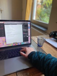 SuperBrafitter thuis aan het werk rechtenvrij