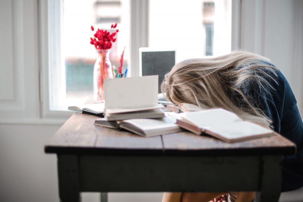 Digitale therapie vermindert slapeloosheid en kans op post-partumdepressie bij zwangere vrouwen 2020 03 12 persbericht Afgebeeld staat een vrouw, leunend op tafel.