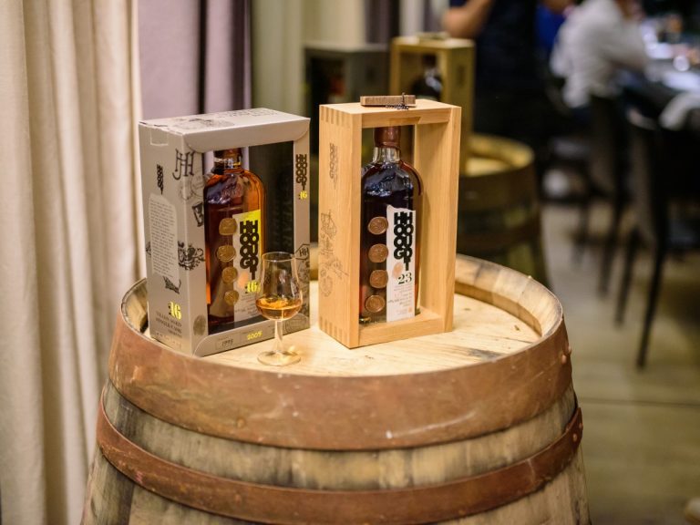 Distilleerderij Hooghoudt uit Groningen brengt met de Aged 23 een ode aan de vijf generaties van het familiebedrijf en laat met de Aged 16 zien hoe smakelijk een menselijk foutje kan zijn.