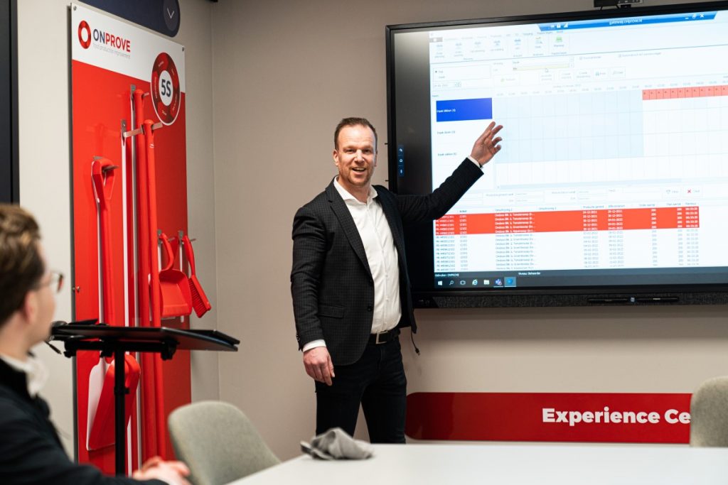 Onprove en Gullimex lanceren digitaal sturingsmechanisme foodsector Onprove en Gullimex lanceren digitaal sturingsmechanisme foodsector Foodbedrijven kunnen voortaan hun productie- en bedrijfsprocessen continu optimaliseren door de samenwerking van Onprove en Gullimex. Door de meetsystemen van Gullimex te koppelen aan het softwareplatform DPS-MES van Onprove hebben afnemers voortaan één compleet digitaal sturingsmechanisme voor voortgaande procesverbetering. Een innovatie van twee partijen die elkaar goed kennen, omdat ze vaak aan tafel zitten bij dezelfde klanten in de voedingsindustrie.