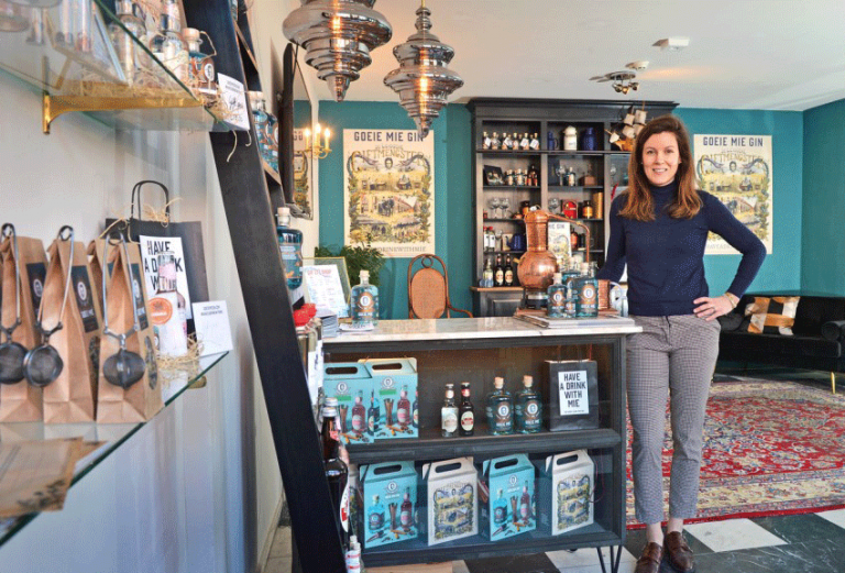 Goeie Mie Gin haalt investering op bij Dragons’ Den Oprichter en ondernemer Josine Heijnen (32) kwam ruim drie jaar geleden op het idee voor Goeie Mie gin. In de uitzending van Dragons’ Den op Viaplay was op 16 mei te zien hoe onderneemsters en zussen Josine & Francine Heijnen een investering ophalen voor hun bedrijf en gin-merk Goeie Mie. Horeca-experts Shawn Harris (o.a. eigenaar van The Avocado Show in Amsterdam) en Won Yip (eigenaar en mede-eigenaar van restaurants binnen en buiten Nederland, waaronder Sushisamba) waren zo onder de indruk van Goede Mie Gin dat zij besloten om er samen €200.000 in te investeren.