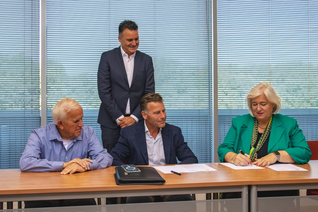 Convenantondertekening - burgemeester Marianne Schuurmans van Haarlemmermeer en Rob Middelkoop, bestuurslid Veiligheid van de Vereniging van Eigenaren van Businesspark Nieuw-Vennep Zuid ondertekenen het covenant cameratoezicht. | Businesspark Nieuw-Vennep Zuid en de gemeente Haarlemmermeer hebben gisteren het convenant cameratoezicht ondertekend. In het convenant zijn de samenwerking en verantwoordelijkheden vastgelegd voor het plaatsen en beheren van toezichtcamera’s om de veiligheid op het bedrijventerrein te vergroten.