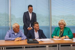 Convenantondertekening - burgemeester Marianne Schuurmans van Haarlemmermeer en Rob Middelkoop, bestuurslid Veiligheid van de Vereniging van Eigenaren van Businesspark Nieuw-Vennep Zuid ondertekenen het covenant cameratoezicht. | Businesspark Nieuw-Vennep Zuid en de gemeente Haarlemmermeer hebben gisteren het convenant cameratoezicht ondertekend. In het convenant zijn de samenwerking en verantwoordelijkheden vastgelegd voor het plaatsen en beheren van toezichtcamera’s om de veiligheid op het bedrijventerrein te vergroten.