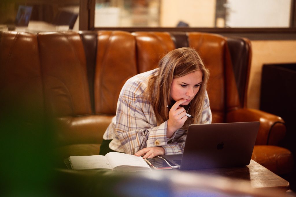Hoe een Growth Hacker jouw bedrijf kan laten groeien Hoe kan een growth hacker jouw bedrijf laten groeien? Red Panda Works legt het uit. Je bedrijf bevindt zich in de early stage start-up of scale-up fase. De investeringen die je hebt gedaan om het bedrijf in de lucht te krijgen hebben veel van je financiële gezondheid gevergd. Het is lastig om zo verder te gaan, zeker aangezien je weinig budget voor marketingactiviteiten ter beschikking hebt. Maar hoe zorg je nou dat je met lage budgetten zo snel mogelijk de weg naar winstgevendheid inzet? Groei. Je wilt een zo hard mogelijke groei inzetten en je positie ten opzichte van de concurrenten verstevigen. In dit artikel zal Red Panda Works uitleggen hoe je dit het best aan kan pakken en waarom jij gisteren al een growth hacker had moeten inhuren. Laten we beginnen met uit te leggen wat het vakgebied ‘growth’ omvat. Groei marketeers, oftewel growth hackers