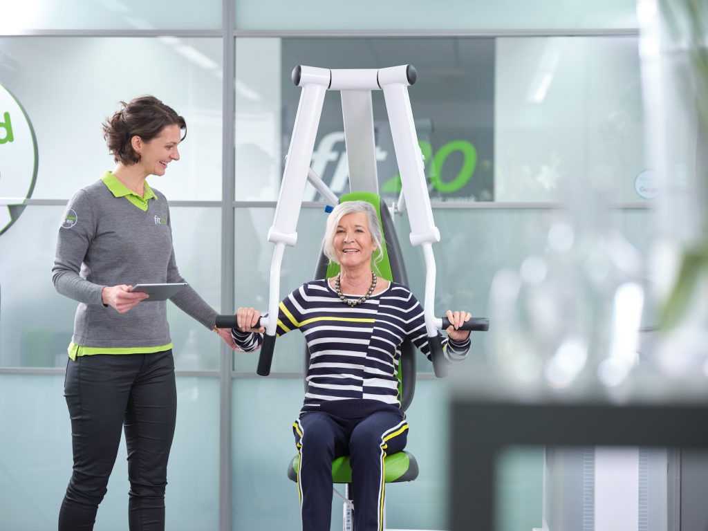 Wetenschappelijk onderzoek: 20 minuten trainen per week zorgt al voor substantiële krachttoename 377 fit20 Trainer met klant scaled