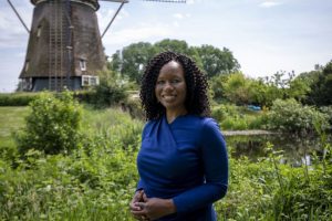 Nela Richardson is Chief Economist bij ADP en co-head van het ADPRI. Tijdens haar bezoek aan Europa spraken we met haar in Amsterdam over de resultaten van het People At Work 2022 onderzoek. Nela: “Werknemers hebben nieuwe verwachtingen over hun relatie met werkgevers.”