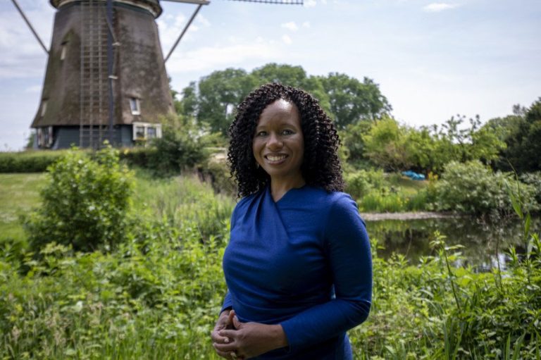 “Werknemers hebben nieuwe verwachtingen over hun relatie met werkgevers” Nela Richardson is Chief Economist bij ADP en co-head van het ADPRI. Tijdens haar bezoek aan Europa spraken we met haar in Amsterdam over de resultaten van het People At Work 2022 onderzoek. Nela: “Werknemers hebben nieuwe verwachtingen over hun relatie met werkgevers.”