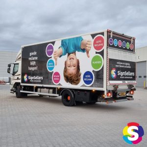 Afgebeeld staat een vrachtwagen van Singnsellers. De aankomende maanden zal het team van SignSellers zich naast het reguliere werk bezighouden met het opbouwen van een heus Signing Experience Center voor klanten, waarvan de opening medio 2023 wordt verwacht.
