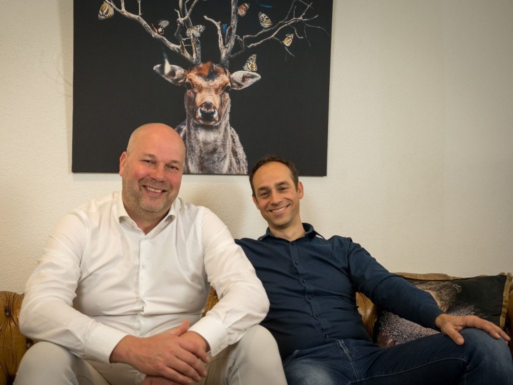 Online trainingen besparen 85% stikstof en 87% energie Afgebeeld staat het Tafelgasten team: Stefan Renkema en Nikaj Junte. Ze startten in 2020 met Tafelgasten.com, een platform voor het uitwisselen en vernieuwen van kennis in een wereld waarin hybride werken het nieuwe normaal is. Online trainingen besparen niet alleen 85% stikstof en 87% energie, maar leveren ook sociale voordelen op.