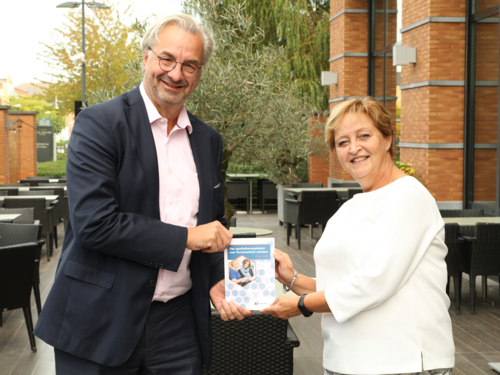 Boeklancering ‘Van apothekersassistent naar farmaceutisch adviseur’ Het boek Van apothekersassistent naar farmaceutisch adviseur van Peter Felen is gepubliceerd. Felen overhandigde het eerste exemplaar aan Trudy van Geffen, voorzitter van beroepsvereniging Optima Farma. Apotheek Totaal Groep uitgelicht